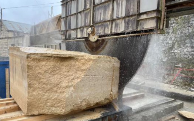 Lavage et sciage des blocs de pierre à l’usine de sciage - Crédit photo : Olivier Rambach / Société Nouvelle Saint-Pierre-Aigle