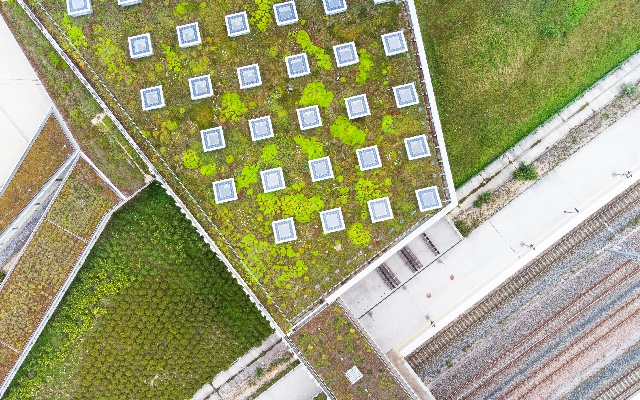 Solutions de végétalisation Soprema sur le toit de la gare TGV de Besançon - Crédit photo : Groupe Soprema