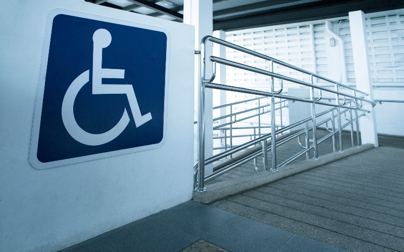 accès pour personnes handicapées dans un ERP