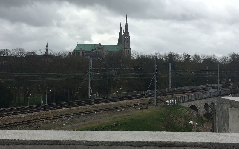 Situé en plein centre-ville, le chantier Olympi offre une vue sur les voies ferroviaires et la cathédrale de Chartres - Crédit photo : V.K