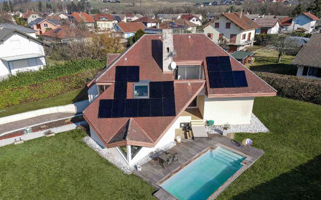 Installation des panneaux photovoltaïques sur une maison d'architectes en Haute-Savoie - Crédit photo : Monabee