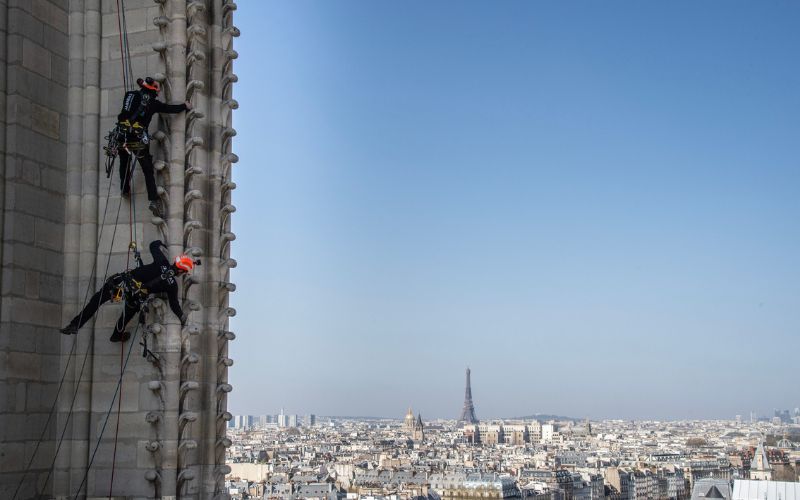 Intervention des cordistes de Jarnias sur la cathédrale Notre-Dame de Paris - Crédit photo : Pascal Tournaire