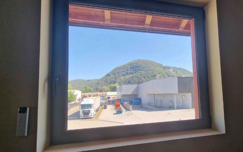 Vue d'une fenêtre sur le site de production de Poralu à Port (01) - Crédit photo : V.K