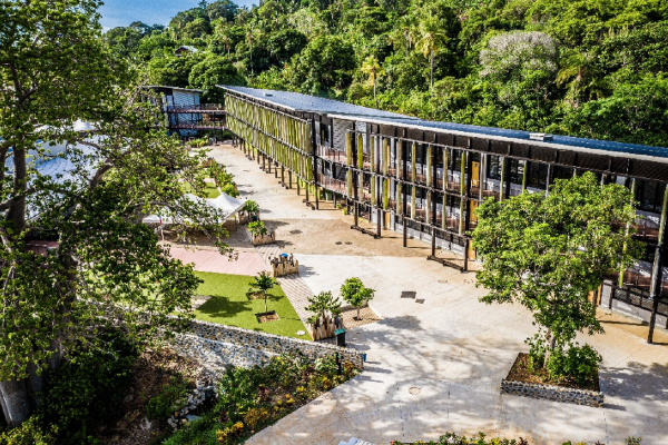 Le collège de Bouéni, sur l'île de Mayotte. Crédit photo : Tand’M Architecte