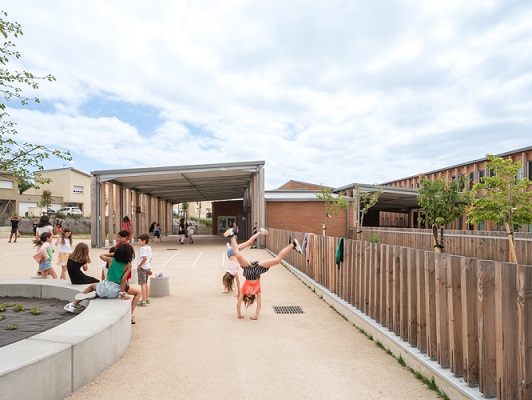 Vue sur la cour de récréation de l'École des 4 saisons à Bruyères (31) - Crédits photos : Frédérique Félix-Faure