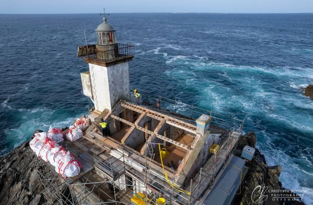 Chantier sur le phare de Tévennec par les Ateliers DLB - Crédit photo : Christophe Beyssier