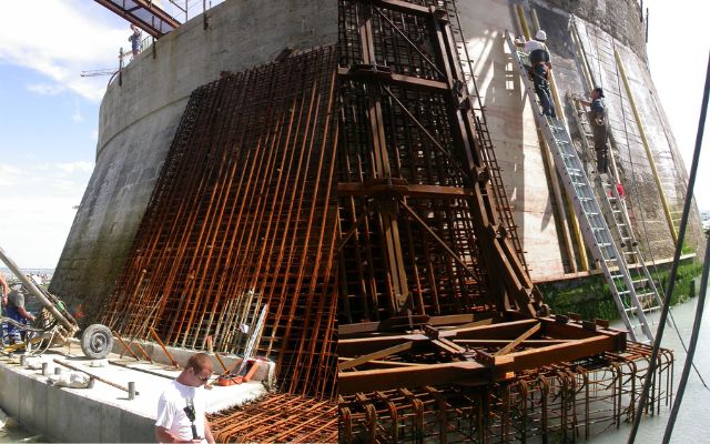 Travaux sur le bouclier du phare de Cordouan - Crédit photo : Association des phares de Cordouan et de Grave