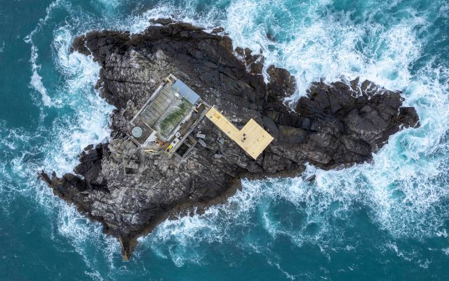 Vue sur l'héliport installé pour le chantier du phare de Tévennec - Crédit photo : Christophe Beyssier