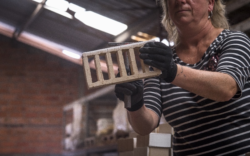 Fabrication d'une brique à l'usine de Rairies Montrieux - Crédit photo : Rairies Montrieux