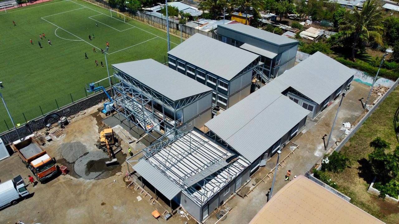  Exemple de chantier des 11 salles de classe et d'un réfectoire sur la commune de Saint-Louis à La Réunion - Source : Jipé Réunion