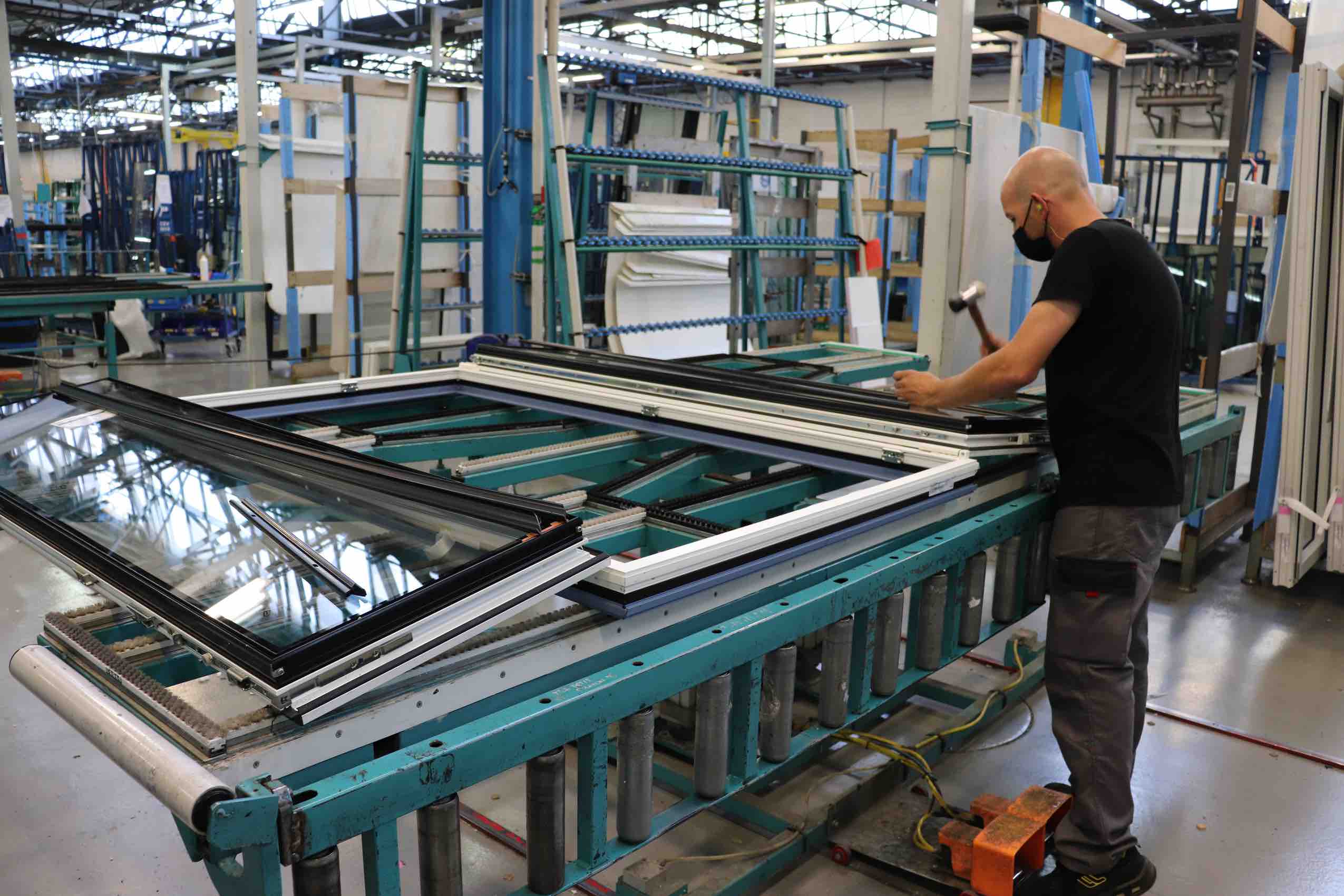 Poste de travail dans l'usine SNM à La Bresse (Vosges)