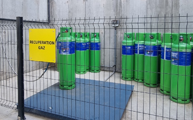 Bouteilles de gaz fluorés récupérés sur le site de dépollution d'ecosystem à Vigeant - Crédit photo : ecosystem