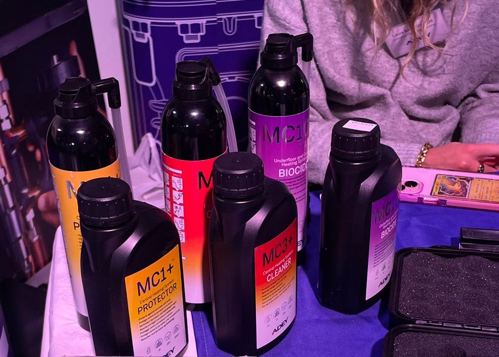 Produits biocides, nettoyants et protecteurs d'Adey - Crédit photo : Jade Melquiond