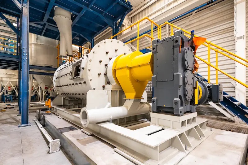 Broyeur à boulets sur la zone pilote du laboratoire d'Ecocem à Chilly-Mazarin (Essone) - Ecocem