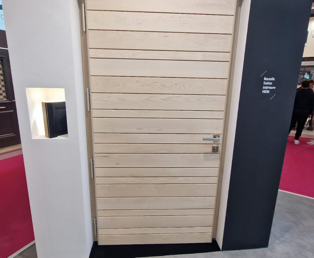 Porte d'entrée Activ de Zilten avec sa nouvelle face intérieure en frêne, sur Artibat 2025 - Virginie Kroun 