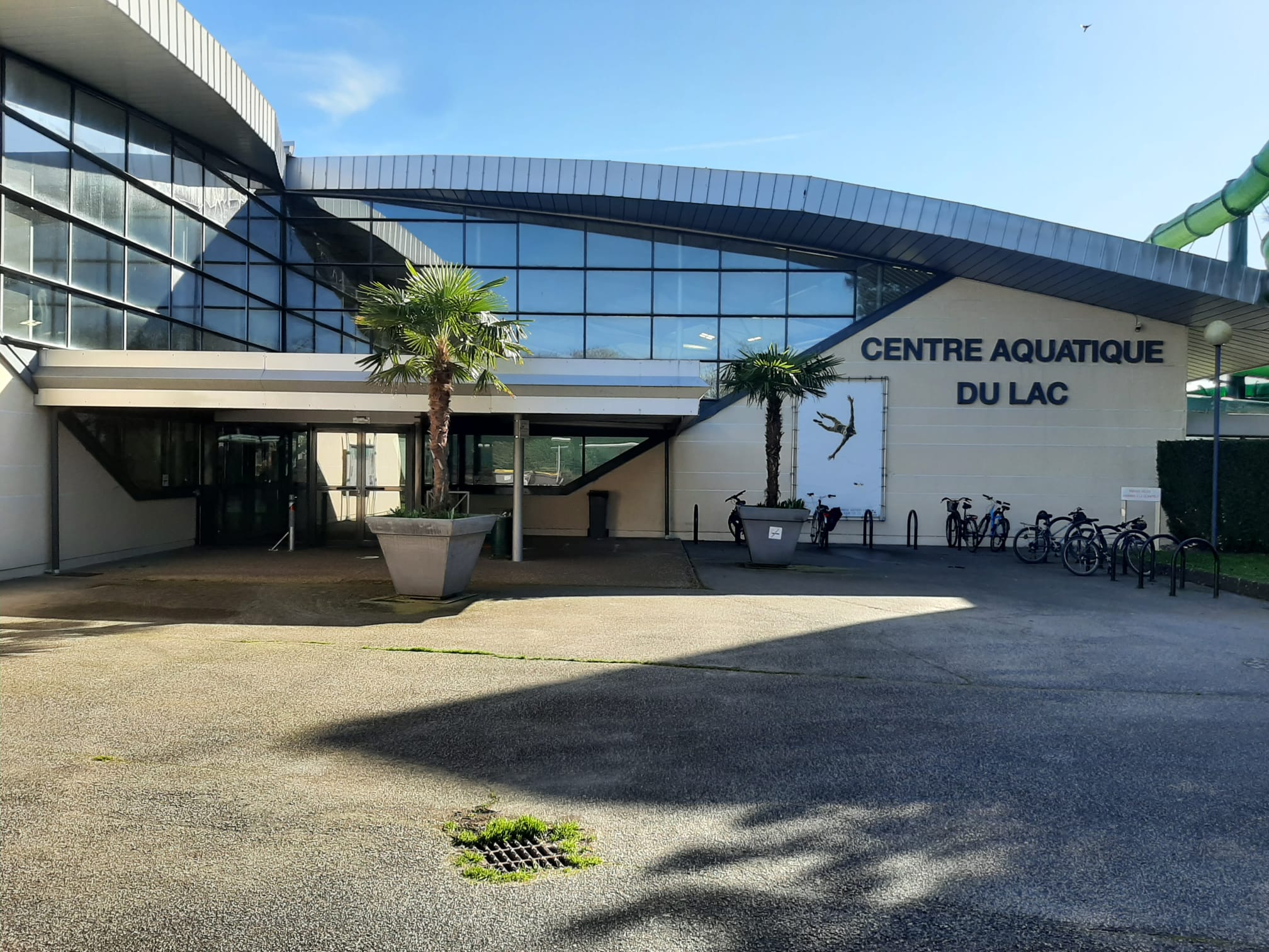 Le Centre aquatique du Lac à Montigny-le-Bretonneux (Yvelines), dessiné par Jean-Michel Ruols -  Raphaël Barrou