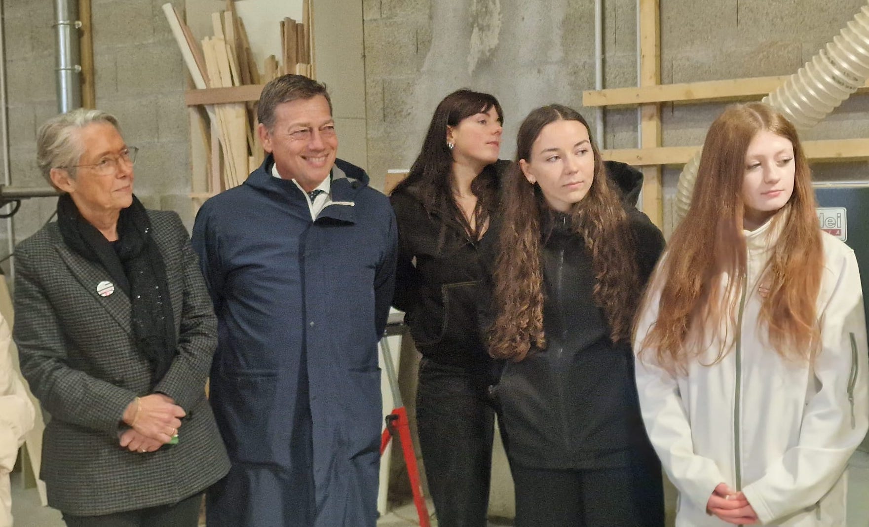 Agathe Lelandais, Rozenn Padiou et Louane Chauvin aux côtés d'Elisabeth Borne et de Jean-Christophe Repon, président de la CAPEB nationale, à la menuiserie Saint-Joseph Virginie Kroun