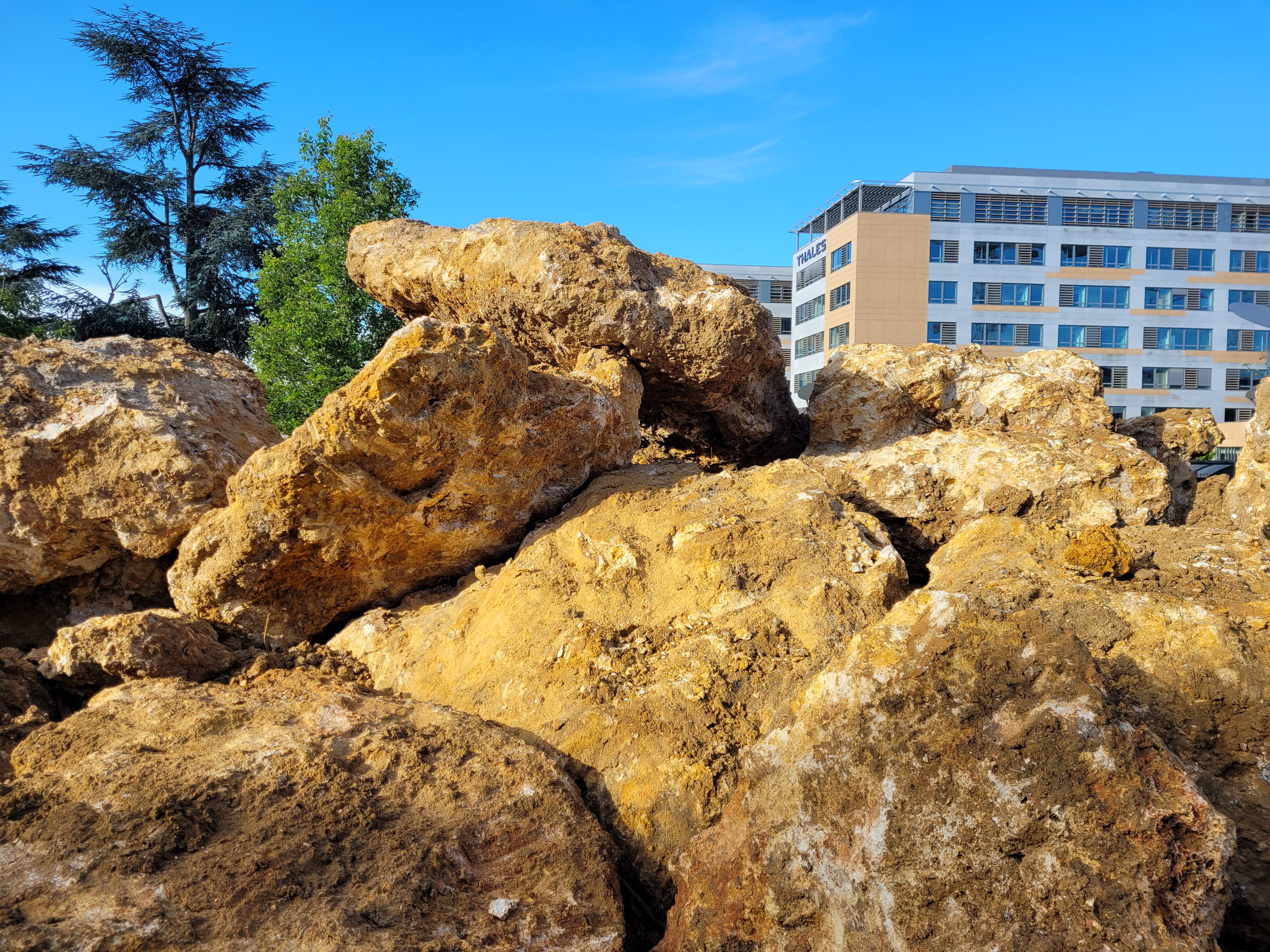 Pierres meulières conservées sur site pour le paysage du projet Meudon Hélios 2 - Arte Charpentier