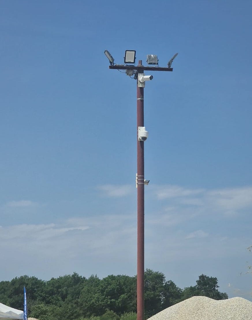 Caméra à l'entrée du pont-bascule, sur le site de valorisation et granulats d'Edycem à Mérignac Virginie Kroun