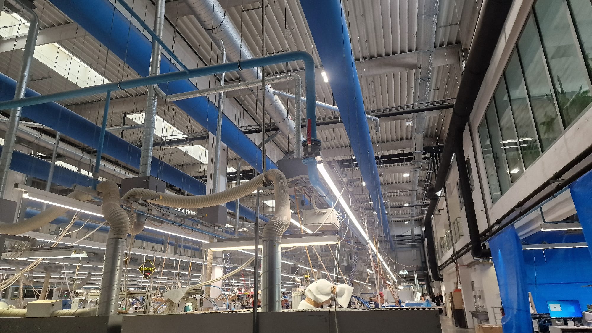 À Mala Subotica, chaque poste de travail de l’usine Haix dispose son système d’aspiration de l’air Virginie Kroun