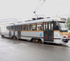 Un tramway sur la Promenade des Anglais à Nice - Batiweb