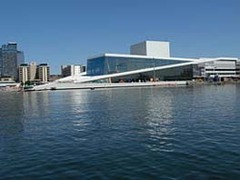 Au coeur des docks du centre d'Oslo, le nouvel Opéra comme un vaisseau sorti des eaux.  - Batiweb