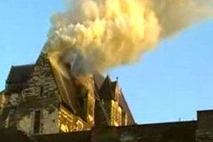 La toiture du château d'Angers incendiée - Batiweb