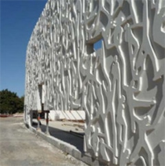 Un "monolithe de béton blanc sculpté" pour salle de fêtes - Batiweb