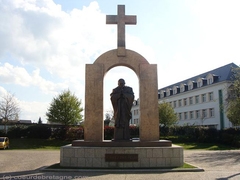 La statue de Jean-Paul II jugée illégale - Batiweb