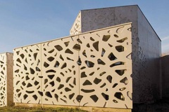 Façade du LAM : une résille faite de panneaux perforés en béton - Batiweb