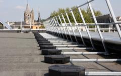 Un garde-corps conçu pour préserver l’étanchéité des toitures terrasses - Batiweb