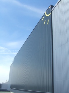 Mur solaire : SolarWall intégré à un site industriel en France - Batiweb