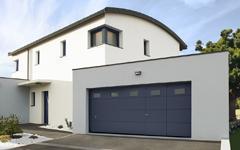 Novoferm® Habitat présente ses solutions isolées de portes de garage avec portillon piéton - Batiweb