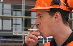 Peut-on interdire la cigarette sur les chantiers ? - Batiweb