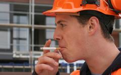 Etes-vous en droit d’interdire la cigarette sur les chantiers ? - Batiweb