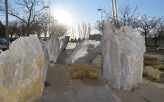 Blocs de calcaire et gravillons pour le Jardin des inclinaisons à Marseille - Batiweb