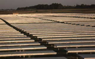 Bouygues va construire trois centrales photovoltaïques avec "trackers" solaires - Batiweb