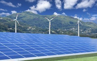 Énergies renouvelables : la croissance des parcs éoliens et photovoltaïques au ralenti - Batiweb