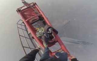 Deux Russes escaladent les 650m de la Shanghai Tower (Vidéo) - Batiweb