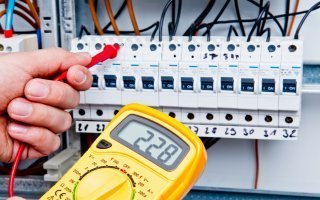 Logements : l'importance des travaux de mise en sécurité électrique - Batiweb