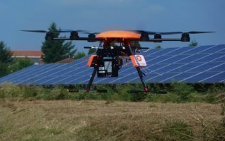 Des drones pour la maintenance des centrales solaires - Batiweb