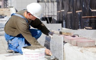 Vers une amélioration des conditions de travail sur les chantiers de maçonnerie ? - Batiweb