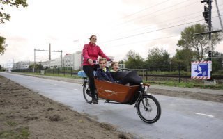 Près d'Amsterdam, une piste cyclable solaire alimente le réseau électrique local - Batiweb