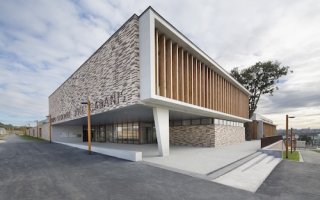 Un bâtiment scolaire joue de ses menuiseries pour accentuer sa verticalité - Batiweb