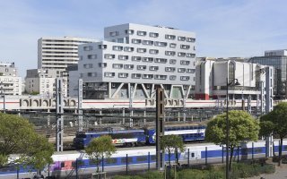 Un hôtel suspendu au dessus des rails pour le personnel de la SNCF Batiweb Un hôtel suspendu au dessus des rails pour le personnel de la SNCF Batiweb