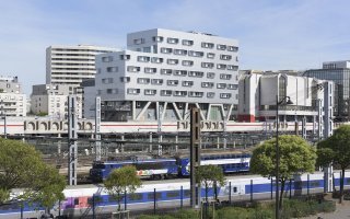 Un hôtel suspendu au dessus des rails pour le personnel de la SNCF - Batiweb