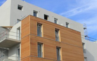 Façade bois vs façade ciment, laquelle émet le moins de CO2 ? - Batiweb