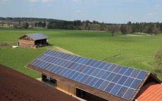 Ségolène Royal récompense plus de 500 MW de projets photovoltaïques - Batiweb