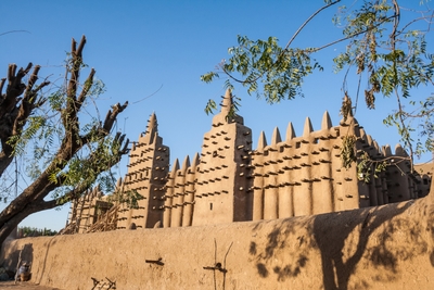 A Djenné, au Mali, les habitants crépissent eux-même la grande mosquée Batiweb A Djenné, au Mali, les habitants crépissent eux-même la grande mosquée Batiweb