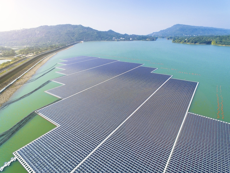 Le solaire flottant investit un lac du Rhône pour alimenter l’équivalent de 57 foyers - Batiweb